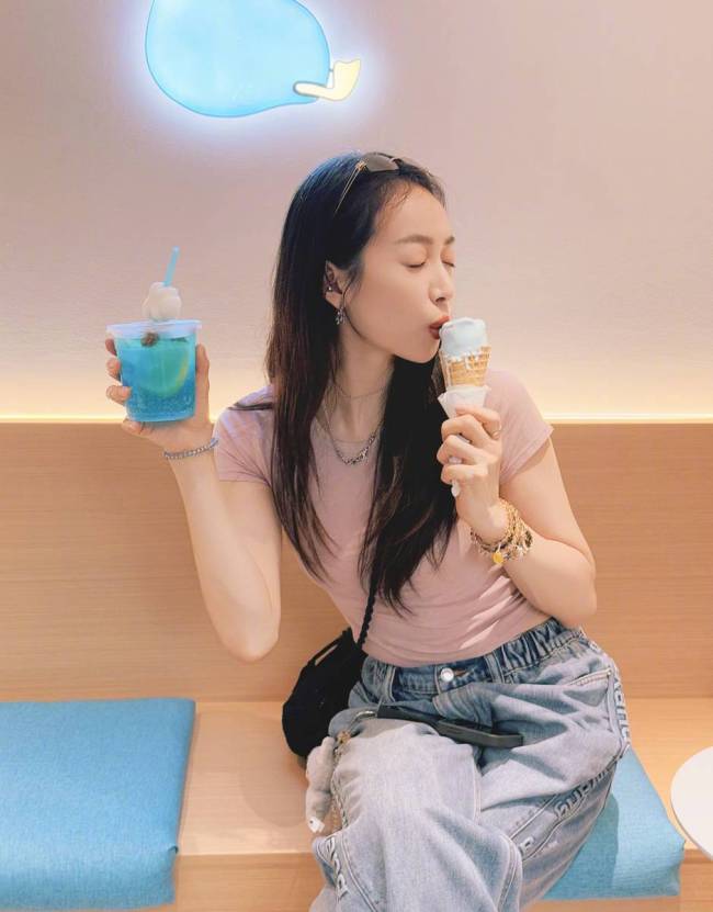 宋茜穿粉色短袖清新靓丽 拿着冰淇淋表情好俏皮