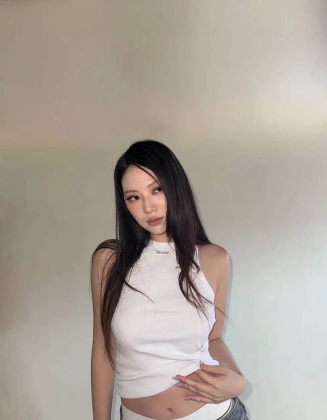 陈奕迅女儿与甄子丹女儿合影 亲密贴贴互动有爱