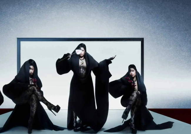 卡迪碧披黑色斗篷气场全开 戴夸张头饰女王范十足