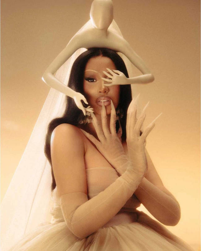 卡迪碧披黑色斗篷气场全开 戴夸张头饰女王范十足