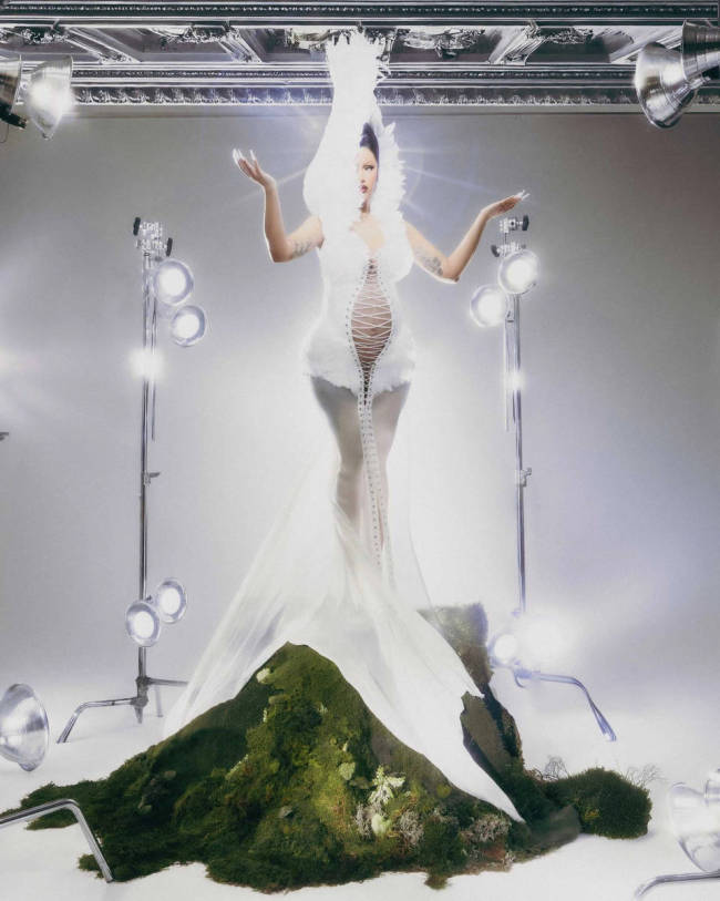 卡迪碧披黑色斗篷气场全开 戴夸张头饰女王范十足