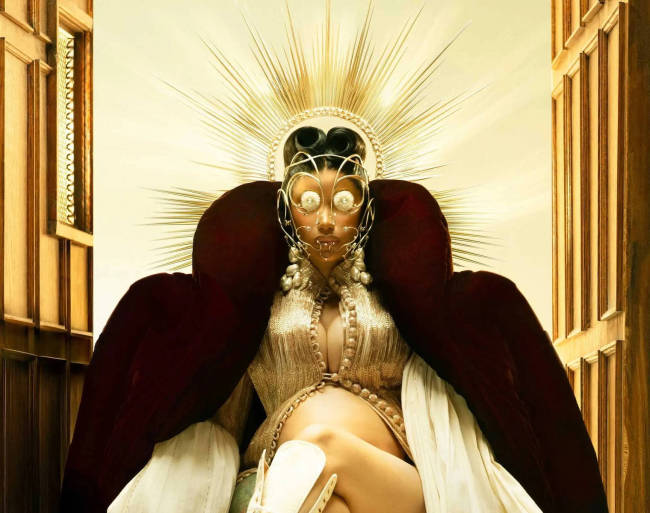 卡迪碧披黑色斗篷气场全开 戴夸张头饰女王范十足