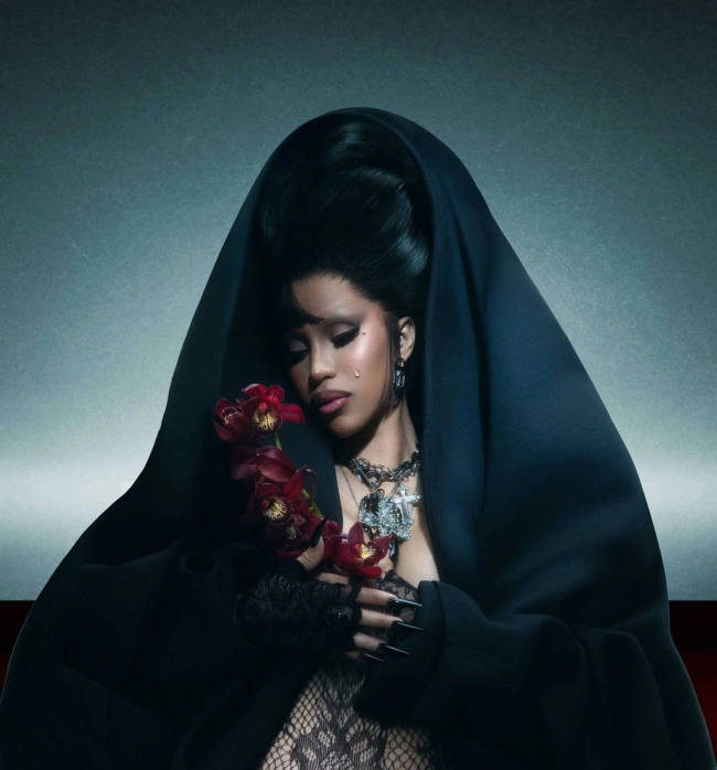 卡迪碧披黑色斗篷气场全开 戴夸张头饰女王范十足