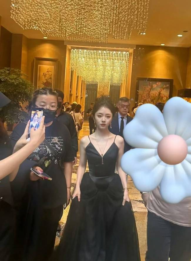 谭松韵晒美照回应暴瘦传闻:接下来行程发呆吃美食