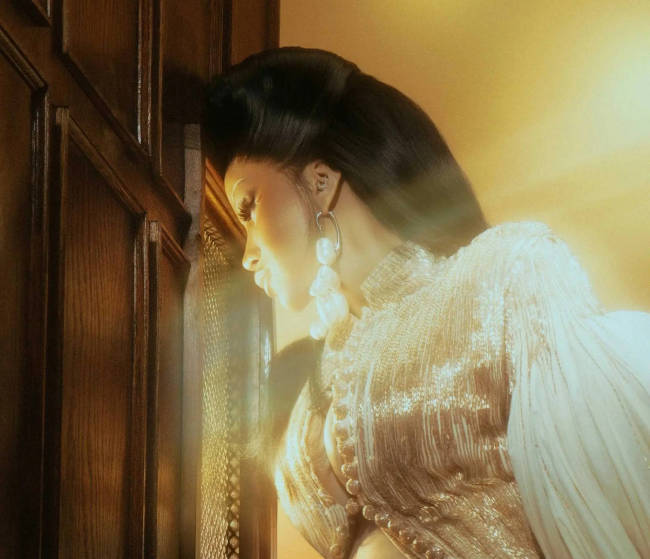 卡迪碧披黑色斗篷气场全开 戴夸张头饰女王范十足