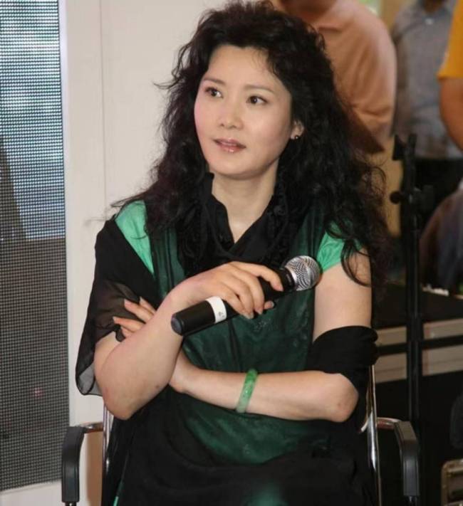 何赛飞怒斥张柏芝后道歉:我这人脾气急并非针对人