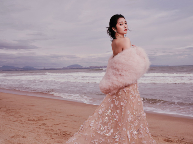 关晓彤穿抹胸裙大气优雅 身披毛绒外套楚楚动人