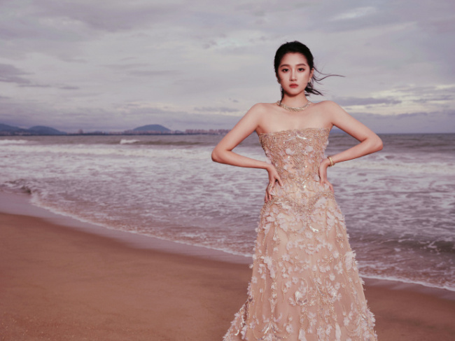 关晓彤穿抹胸裙大气优雅 身披毛绒外套楚楚动人