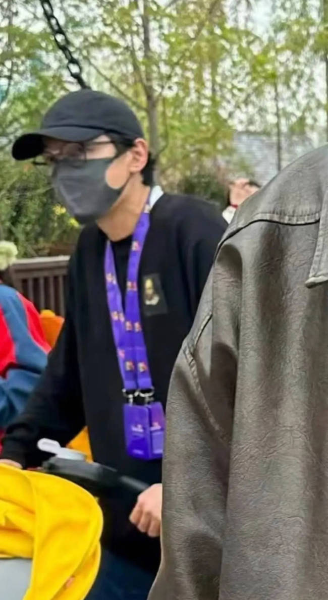 胡歌带女儿逛乐高乐园被偶遇！小茉莉十分乖巧