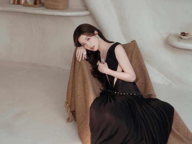 卢昱晓穿黑色镂空透视裙性感迷人 深V开到腰太惹眼