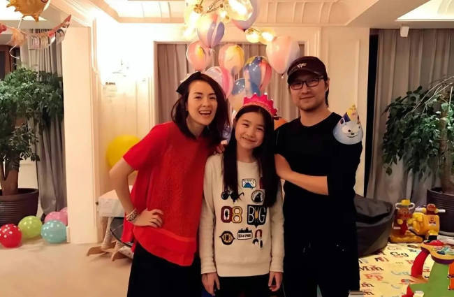 汪峰女儿疑恋爱！与年轻帅哥在海边夕阳下甜蜜拥抱