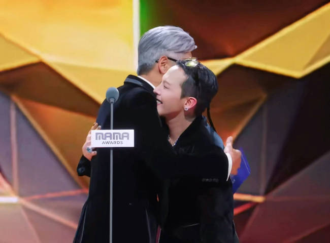 权志龙又来dissMAMA 疑因官方删除助演Wing镜头