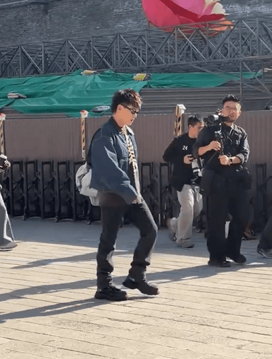 胡彦斌恋情后首现身 戴黑色墨镜气质突出