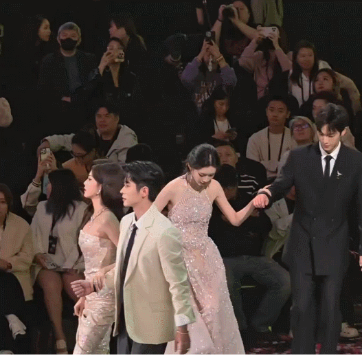 孟子义回应上台时不小心摔倒一事:太丢人了