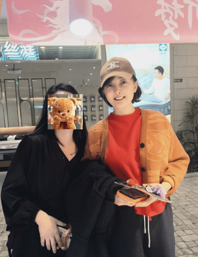 53岁牛莉近照曝光！大方与路人合影笑容温柔气质好